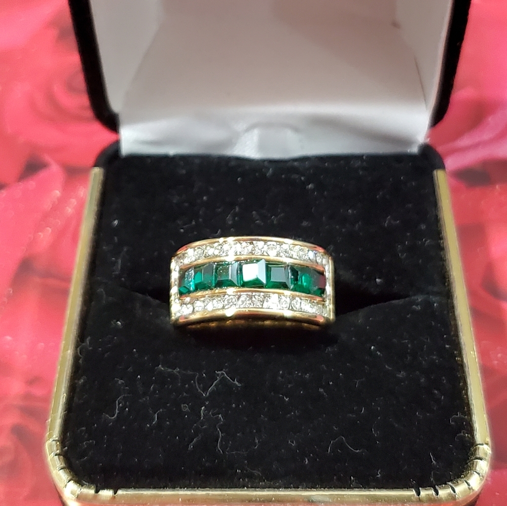 Elegant Green and Gold Ring